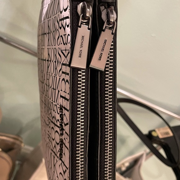 News print crossbody - Picture 5 of 9